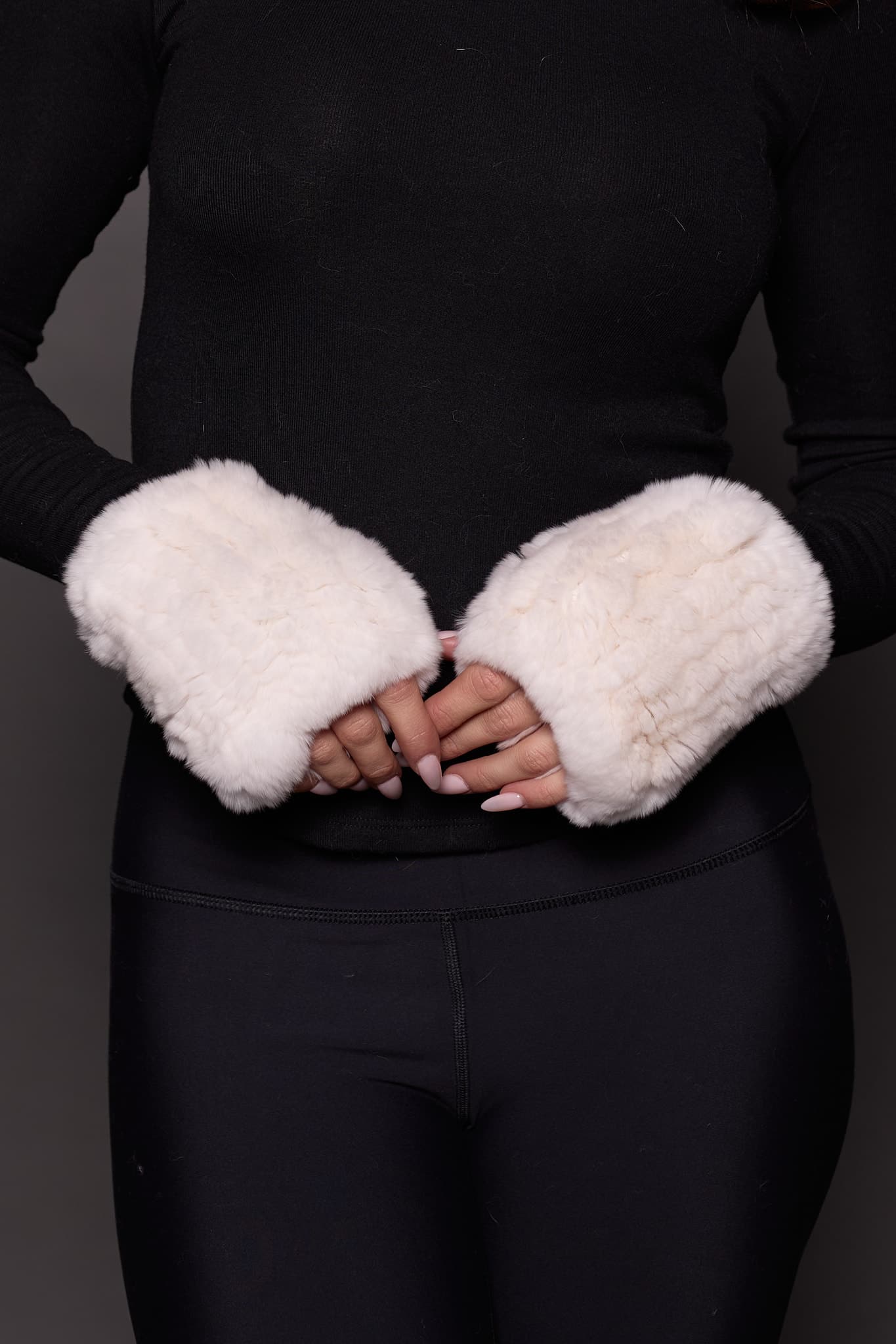 REX RABBIT KNIT GLOVES WHITE Image of a hands wearing white knitted fur fingerless gloves